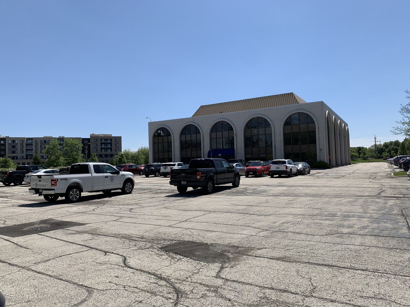 2100 Clearwater Dr, Oak Brook, IL 60523